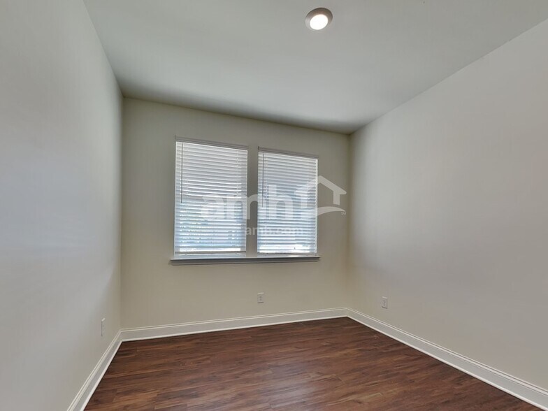 Building Photo - 2042 Windsor Park Ave