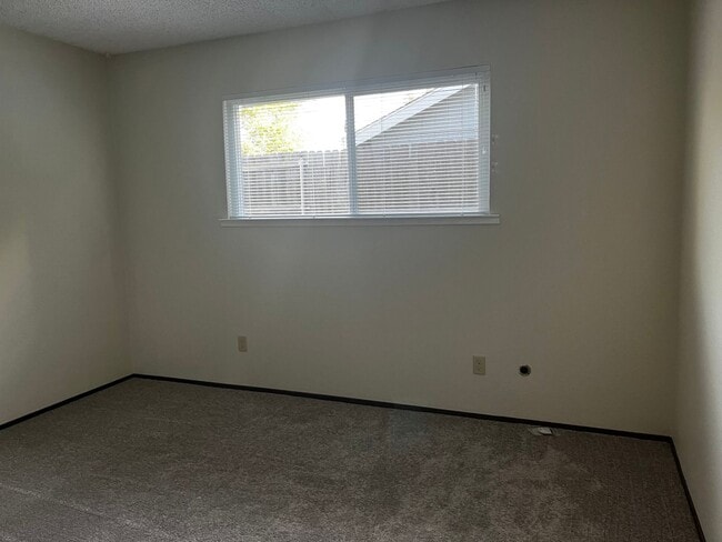 Building Photo - Newly Renovated 2 Bedroom, 2 Bathroom 1050 Sqft. 1/2 Plex Orangevale Home for Lease.