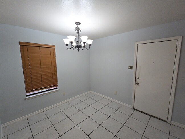 Building Photo - 13806 Long Glen Dr