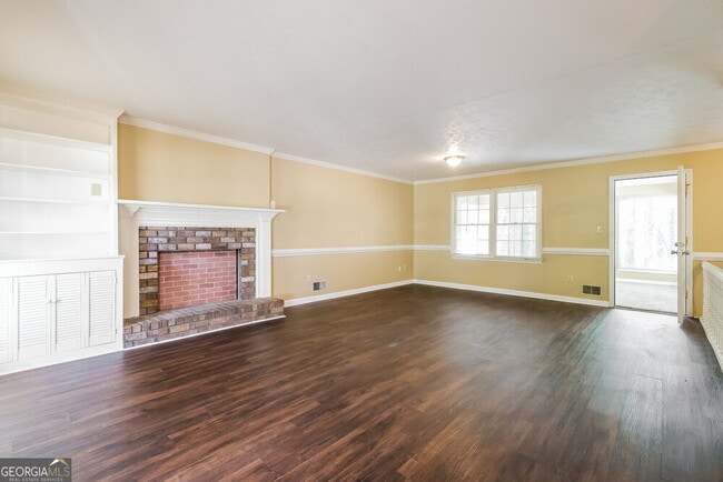 Building Photo - 2432 Hillboro Cir S W