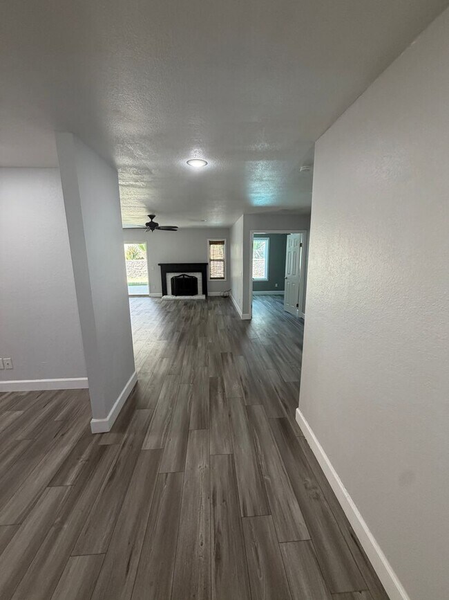 Building Photo - 1118 Zircon St