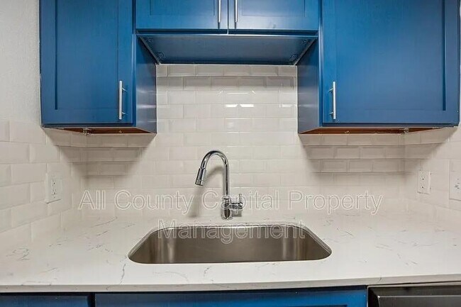 Building Photo - 404 W 35th St