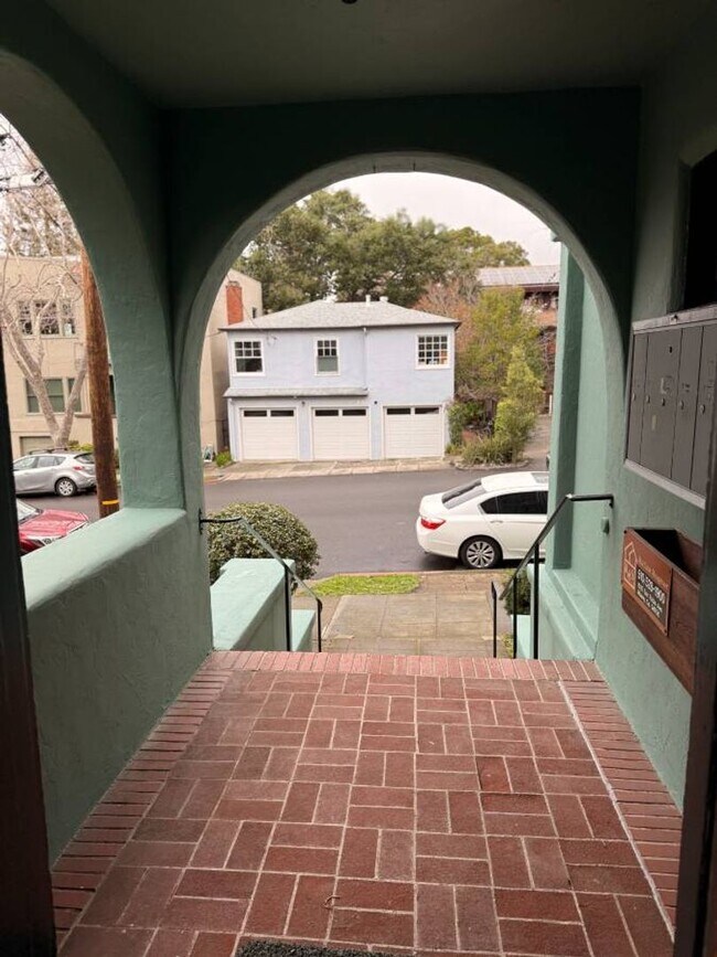 Building Photo - Elmwood Gem, and just off the main St. Great location and is just off the main St.