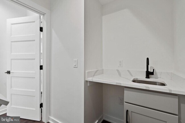 Building Photo - 2235 Hope St