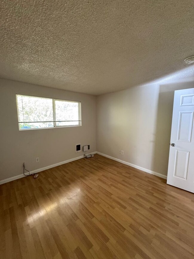 Building Photo - 4009-4009 SE 33rd Pl