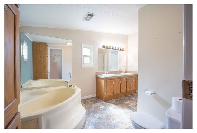Building Photo - 3BR/2BA Mobile Home with 2 Acres in Weirsdale