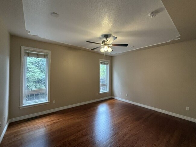 Building Photo - 400 Sterling Dr