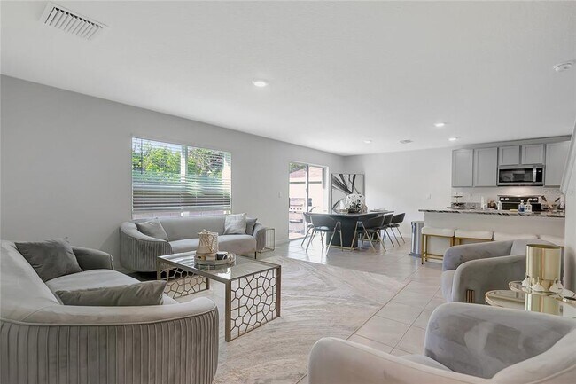Building Photo - 7737 Rosewood Gdn Lp