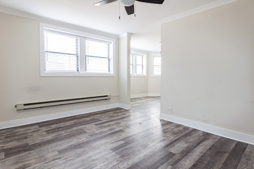 Building Photo - 3838 N Greenview Ave