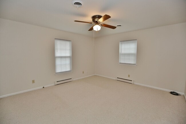 Building Photo - Waterfront Ranch Home - Excellent School Z...
