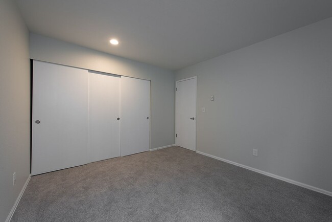 Building Photo - Beautifully Remodeled 2 Bed 2 Bath Redmond Condo!