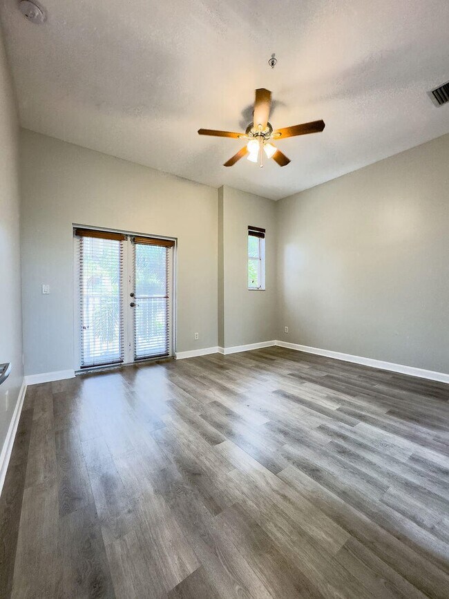 Building Photo - 2313 Vintage Dr