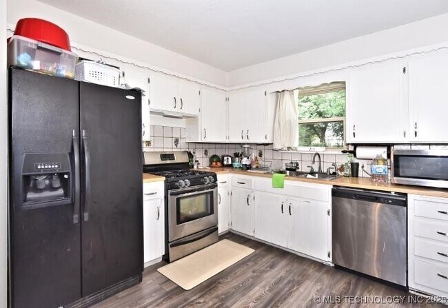 Building Photo - 513 N Village Pl