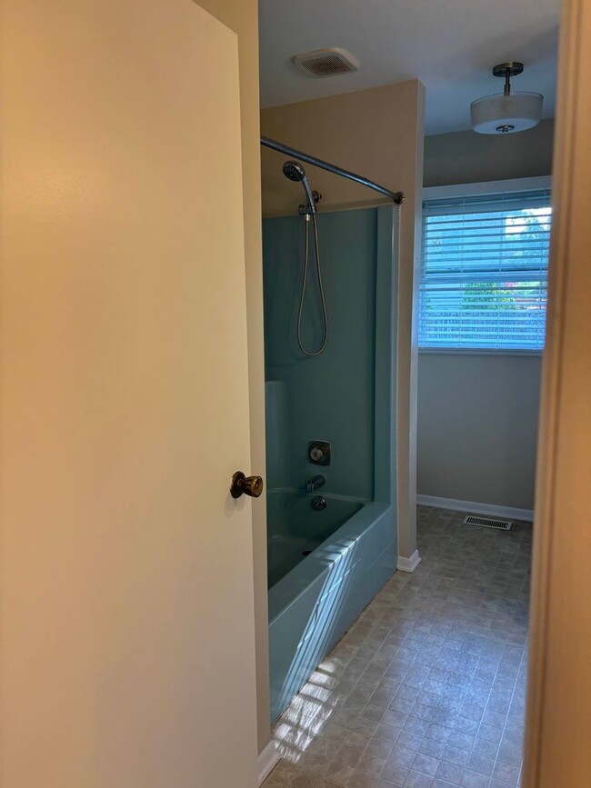 Building Photo - 3 bedroom, 1.5 bathroom Chelsea ranch - fr...