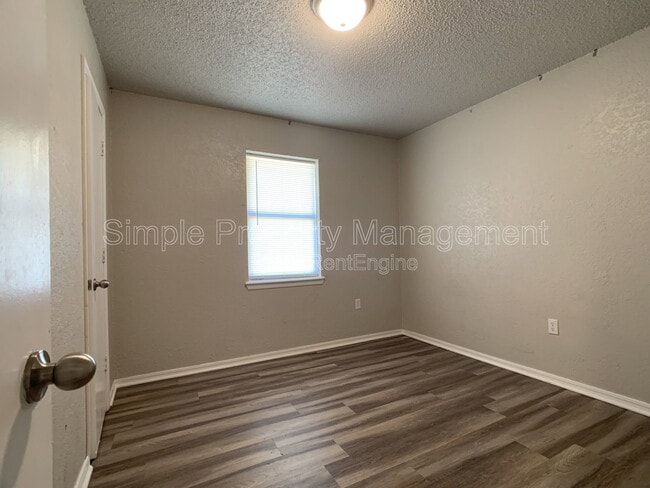 Building Photo - 14206 NE 4th St