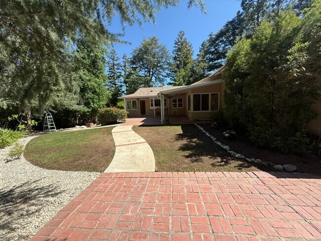 Building Photo - La Cañada Schools-  Family Home - Natural Hardwood, 2 car attached garage, Central A/C, New Appli...