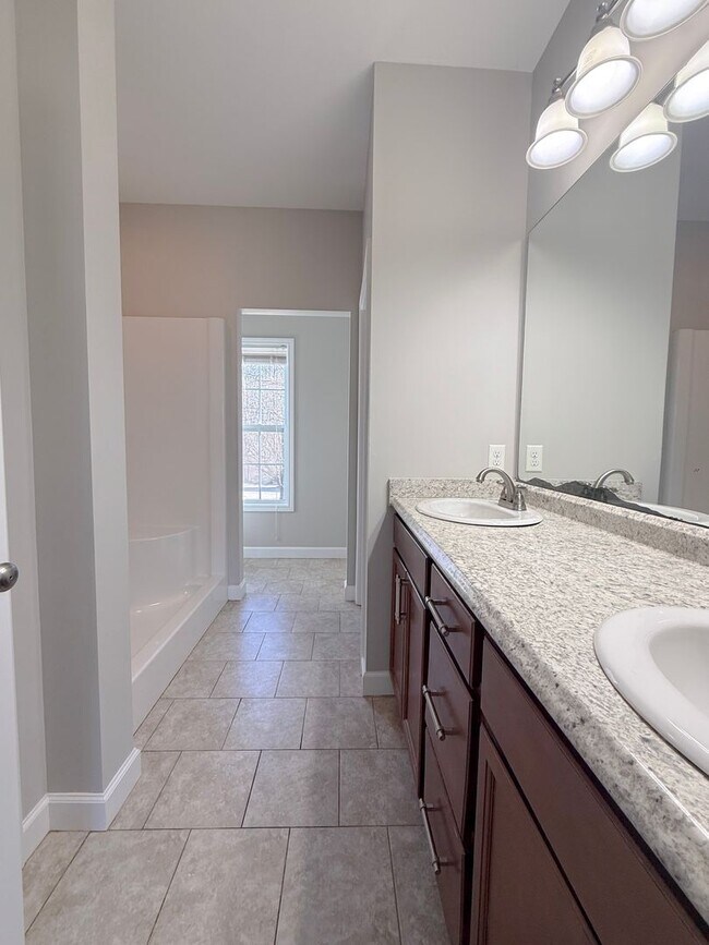 Building Photo - Spacious 4-Bedroom Home with Large Yard and Dual Garages in Cookeville  Property Description