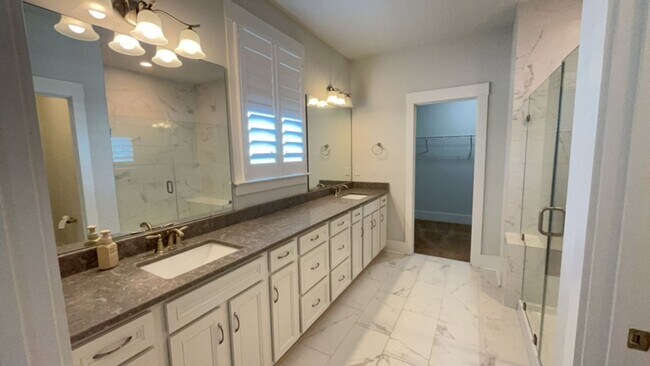 Building Photo - 4 bedroom, 3.5 bath
