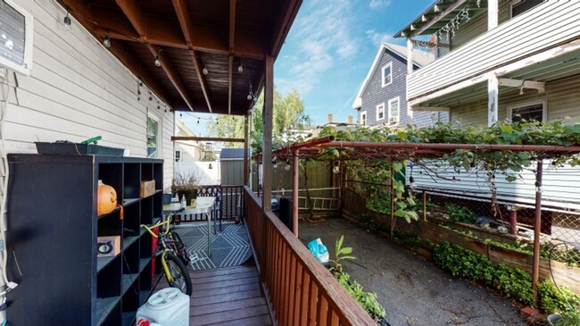 Building Photo - Beautifully updated 3 bed near the Green L...