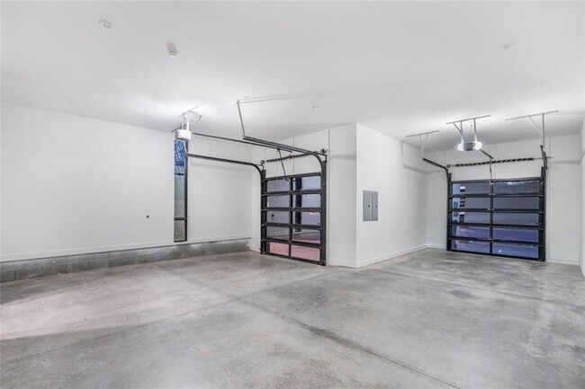 Building Photo - 1736 Cox Rd