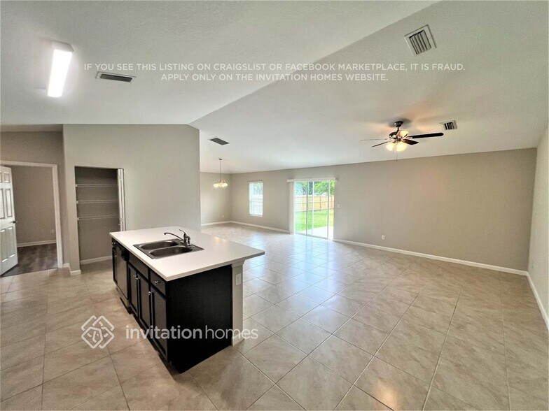 Building Photo - 832 SE Starflower Ave