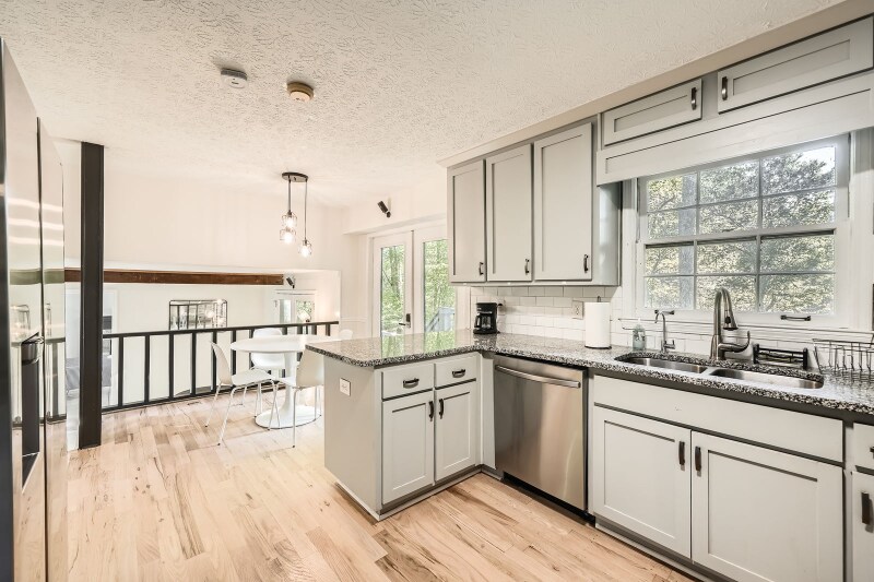Building Photo - 466 Raven Springs Trail