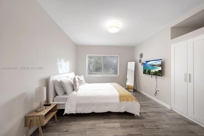 Building Photo - 970 SW 9th St