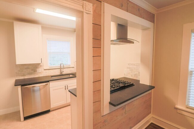 Building Photo - UPDATED & REMODELED 2 Bed 1 bath property ...