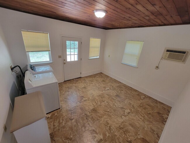 Building Photo - 1526 Highland Dr