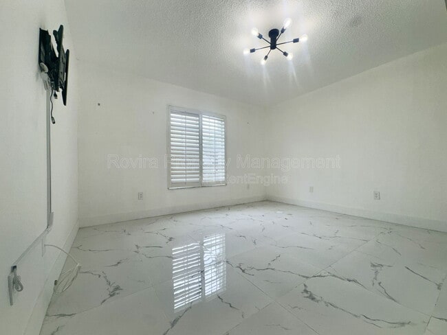 Building Photo - 2215 SE 6th Ct