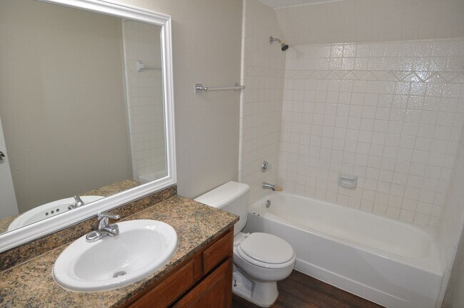Building Photo - Welcome to this charming 3-2-2 in a quiet ...