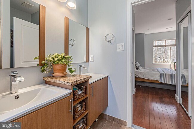 Building Photo - 1935 W George St