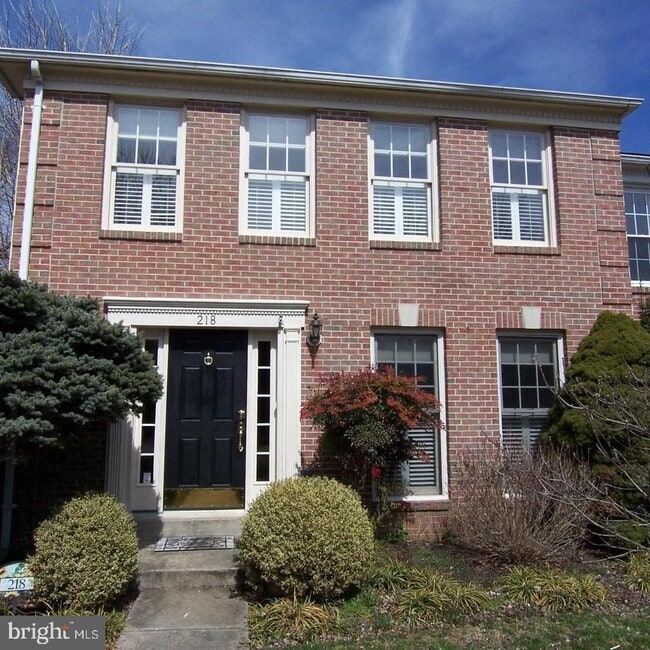 Building Photo - 218 Temple Dr