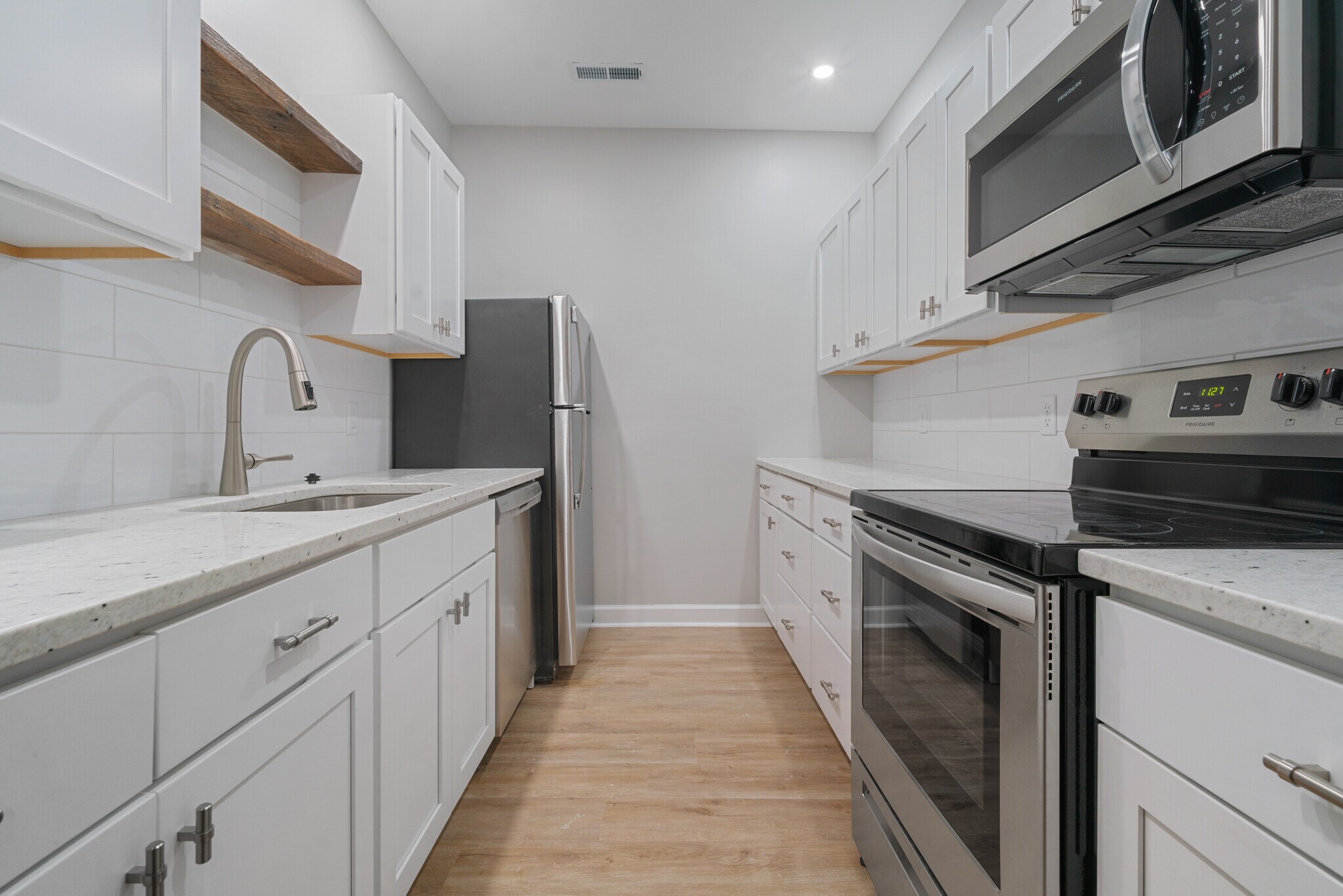 Kitchen with granite counters - 202 High St