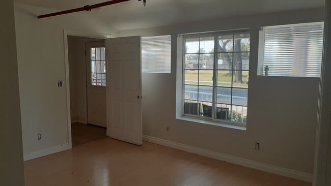 Building Photo - 1400 E Marshall Pl