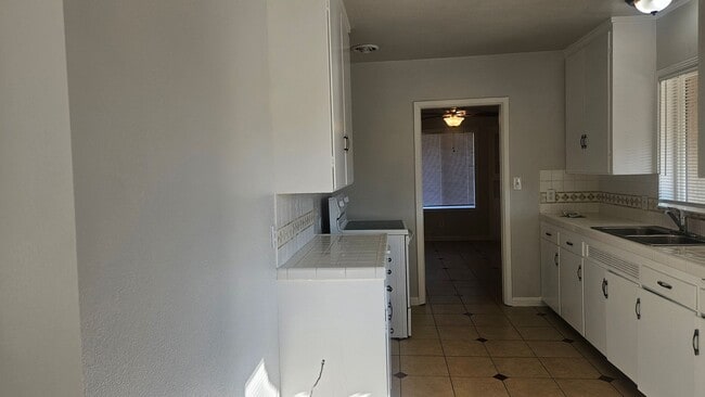 Building Photo - WOW!  Very Nice Updateds 3/1 Near Chestnut...