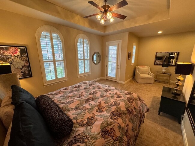 Building Photo - Amazing Lone Tree Home!