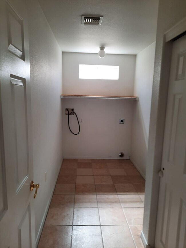 Building Photo - 4 bedroom/2 bath Home available in Bullhead City in Desirable El Camino Village.