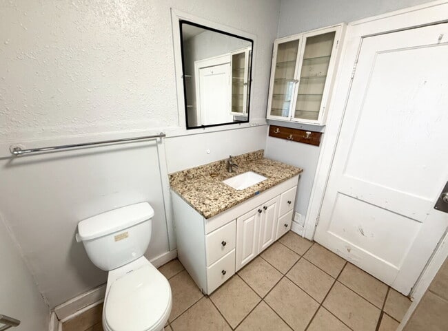 Building Photo - Updated 2 Bedroom/ 1 Bath Home in KCMO