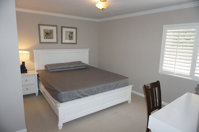 Building Photo - Stunning 4 Bedroom 2.5 Bath Home with Offi...