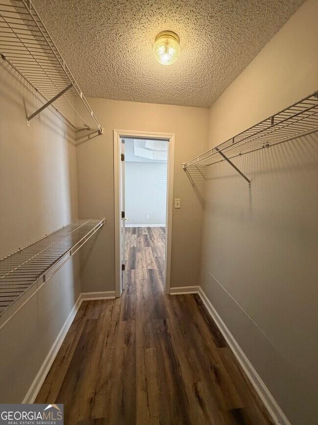 Building Photo - 3020 Meadow Glen Pass