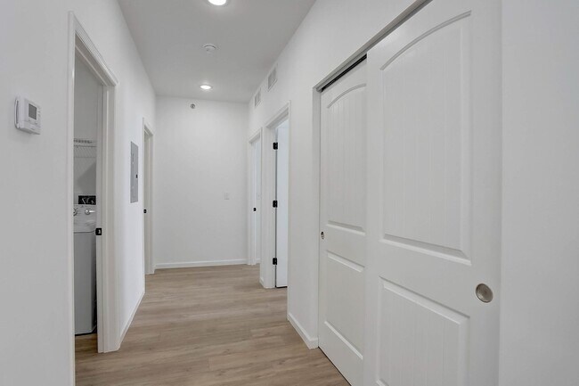 Building Photo - 1604 Parkview Dr