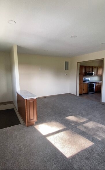 Building Photo - 105 Wapak St