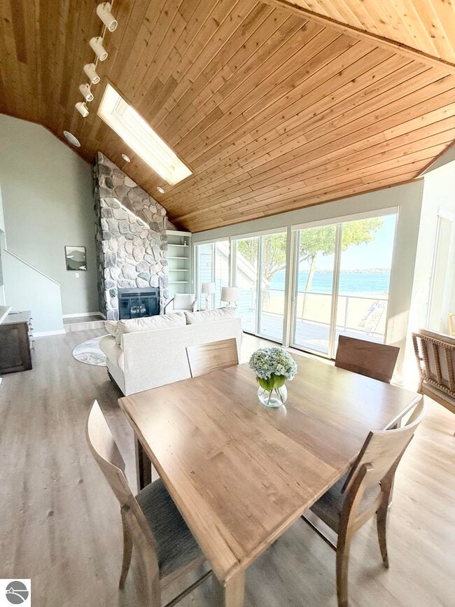 Building Photo - 776 N Yacht Club Dr