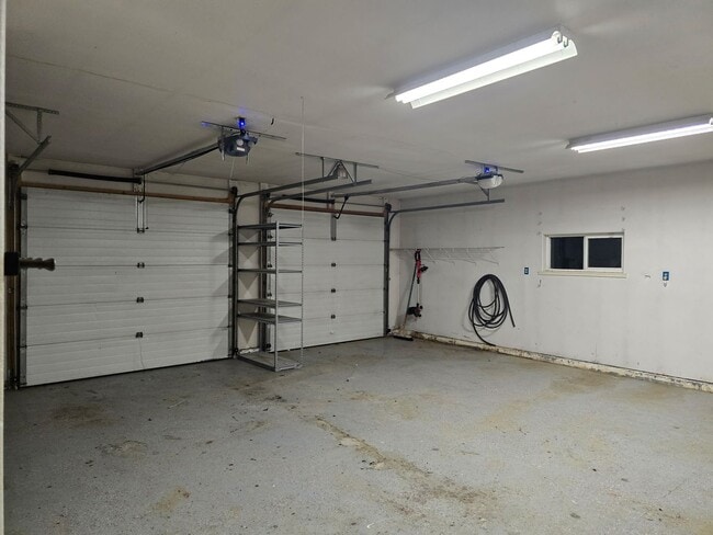 Building Photo - 3BR/2BA Home on 2 Acres – 2 Car Garage & Pet Friendly