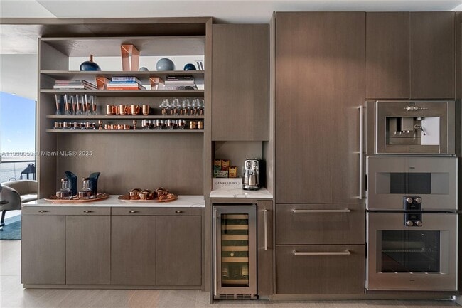 Building Photo - 16901 Collins Ave