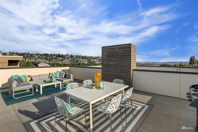 Building Photo - Magnolia Stunner with VIEWS galore from ro...