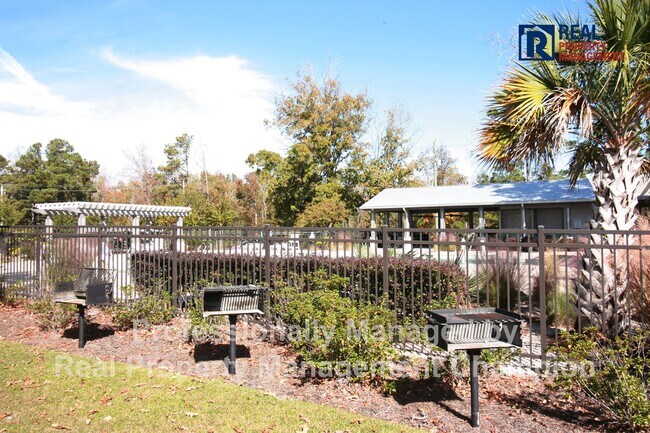Building Photo - Spacious 4 BD Executive Home Loaded with U...