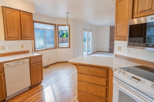 Building Photo - 3Bd/2.5Ba Bellevue House( Newport Hill)