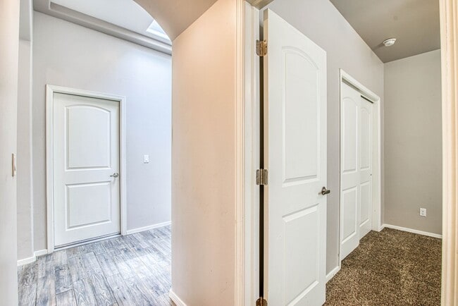 Building Photo - Beautiful Westside home with 3 bed-2 baths...